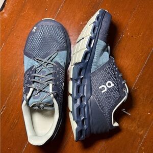 On Cloudstratus Women’s Running Shoe – Navy/Dust, size 8.5